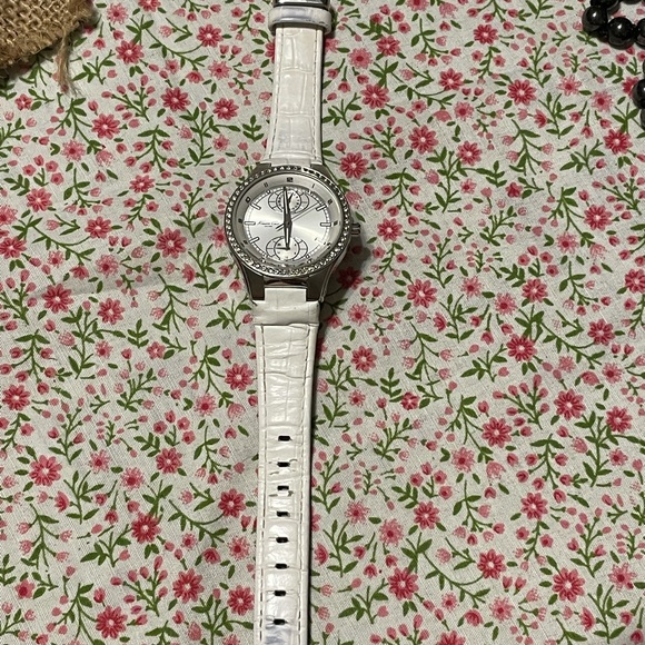 ⏰Y2K Kenneth Cole White Leather Crystal Watch - Picture 2 of 11